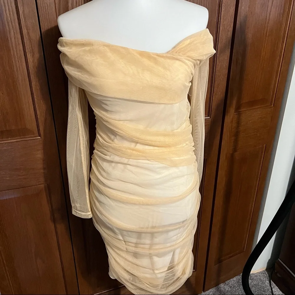 Beautiful Ruched Dress 👗 - Picture 7 of 8